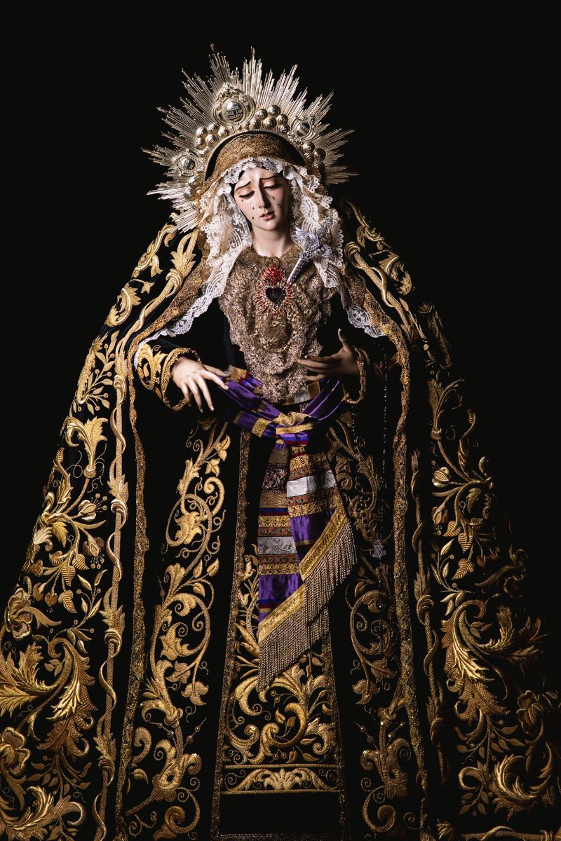 plazadlasmonjas's tweet photo. Vaya servicio. Cuando se combina el gran trabajo de un profesional y una talla tan bella como la Virgen de Gracia ocurre tal maravilla. Está verdaderamente preciosa, para subirla al paso directamente.
Juan Robles, a sus pies. https://t.co/ckAQHSb0hb