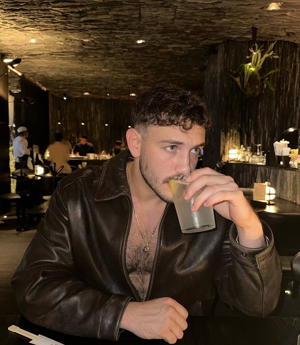 mariolcyrus's tweet photo. Pablo Zolezzi #brownleatherjacket #leatherjacket #jacket #brownjacket #fetish #leatherjacketfetish #leather #leathermen #leatherman #instagram #men #clothes #menclothes https://t.co/NQIa6eVleu