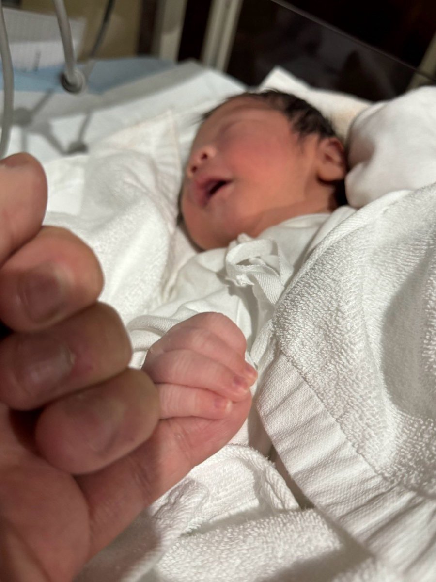 するん！って産まれてくると思ったのにまさかの18時間陣痛に苦しんで白目剥きそうになって破水から31時間かかって産まれてきた息子👶　
母への感謝をすごい感じたお産だった。
無痛分娩でこんだけ辛かったんだから、世の中の自然分娩の人たちマジですごいほんと。