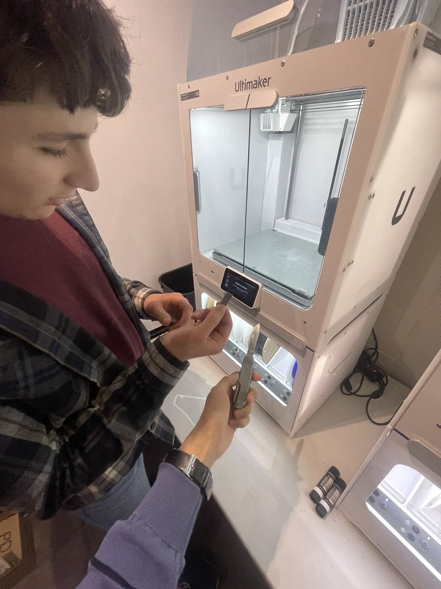 casperkeyidong's tweet image. DIY print bed scraper. Ultimakers are pretty fire but for PLA I’d recommend opening the doors for better print quality.