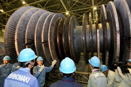 ChunenSales's tweet photo. 原子力発電は火力発電と同じタービン発電。火力の代わりに核分裂で発生する熱を使ってお湯を沸かし、やかんの口から出る蒸気で風車を回す要領で巨大タービンを回転させる。たかがこの水蒸気を作るために10万年後まで影響残る放射性廃棄物を生み続ける愚かな「未来のエネルギー」なのだ。 https://t.co/y9t9E06DP8