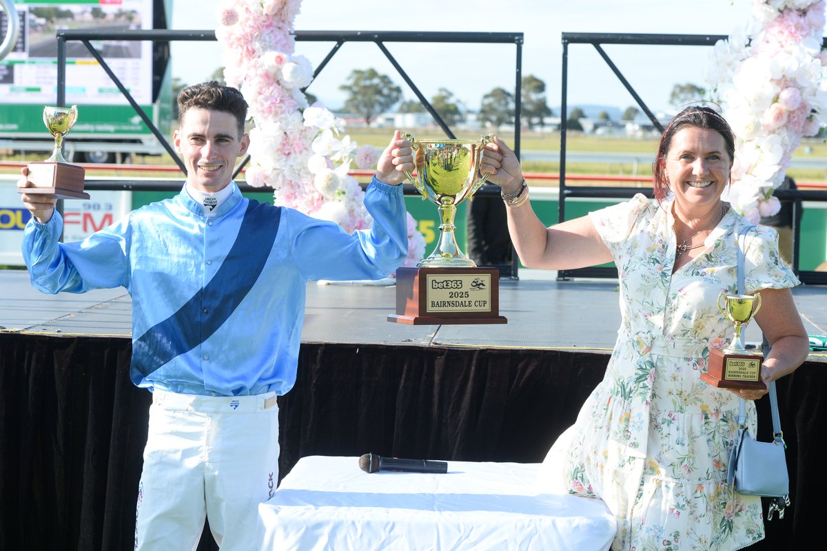 Emma-Lee Browne called it—and Le Zebra delivered 🏆 

Le Zebra and Teo Nugent surged to victory in the <a href="/bet365/">bet365</a> Bairnsdale Cup, holding off stablemate Rhinoceros for a Browne quinella!

Congratulations to all connections.

#AsRealAsItGets #CountryRacing