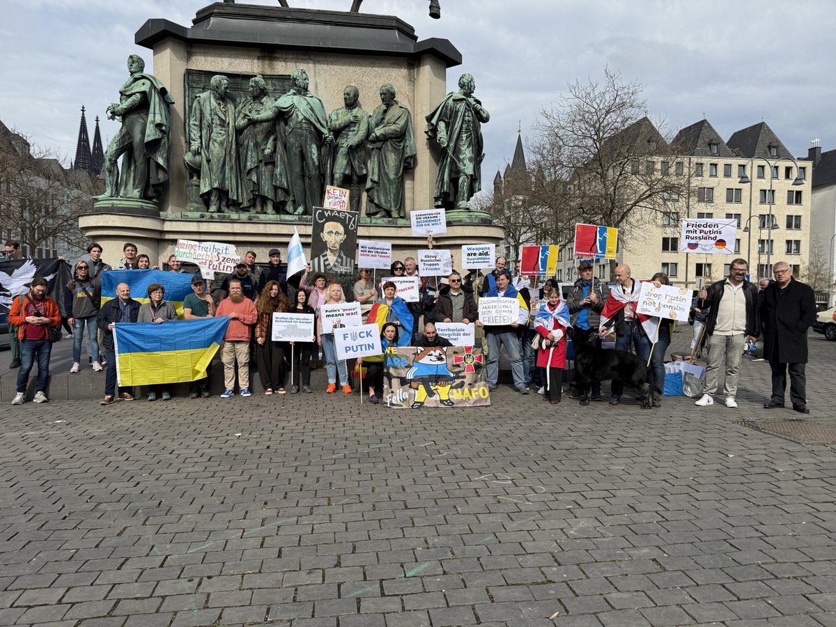 FreiesRUS_NRW's tweet photo. ⚡️Wie verlief unsere Anti-Demo in Köln?

❗️Heute haben wir uns versammelt, um gemeinsam gegen Putin-Unterstützer, für einen gerechten Frieden und die Sicherheit der Ukraine einzustehen. Dank eurer Beteiligung klang unsere Stimme laut und überzeugend!

👥  „Putin hat durchaus noch Trümpfe im Ärmel. Einer davon ist seine perfekt abgestimmte Propagandamaschine. Putin lebt mietfrei in den Köpfen seiner Unterstützer und füllt diesen gemieteten Raum komplett aus. Da bleibt kein Platz für Empathie, Toleranz und Mitgefühl“,
— Inna Wiebe, Mitglied von Freies Russland NRW.

Genau diese Propaganda wurde zum Anlass für den heutigen Autokorso der Putinisten aus rund 40 Autos und drei Motorrädern.

Putins Propaganda nachzugeben und aus Autos Parolen zu rufen, ist einfach. Viel wichtiger ist es jedoch, Gleichgesinnte zu finden, humanitäre Initiativen zu unterstützen und sich für eine friedliche, demokratische Zukunft einzusetzen.

Heute waren wir über 45 Menschen, vereint durch gemeinsame Ziele, Überzeugungen und Motive.

👥  „Jeder von uns könnte denken: 'Ich bin doch nur ein Mensch, meine Hilfe ist unbedeutend.' Aber es gibt so viele kleine Menschen auf der ganzen Welt. Diese vielen kleinen Tropfen fließen zusammen und bewirken etwas Großes. Und das funktioniert“, — Irina Wiebe über die Wichtigkeit der Unterstützung für die Ukraine.

❗️ Auf der Kundgebung konnten wir 260 Euro für unser Projekt „Energie fürs Leben“ sammeln.

Wir haben gezeigt, dass die Unterstützung für die Ukraine nicht nachlässt und dass Diktatur und Krieg keinen Platz in unserer Zukunft haben.

🇺🇦 Danke an alle, die heute dabei waren! 

#antidemo #WeStandWithUkraine #energy4ukraine #energy4life