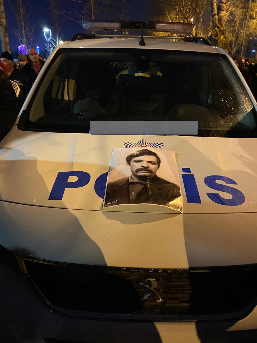 müdahale sırasında biraz zarar gördü:) ama alanlarda bizimle olmaya devam edecek, hem fikirleri ile hem de fotoğrafı ile