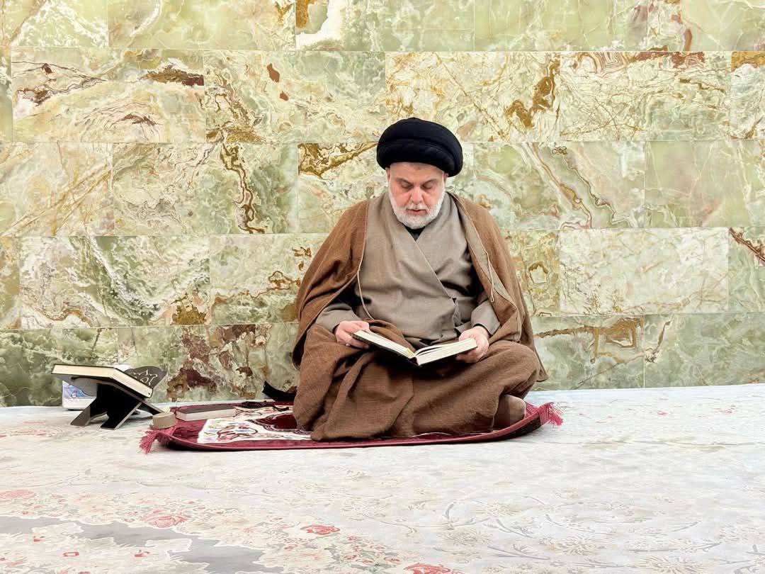 سماحة القائد السيد مقتدى الصدر (اعزه الله) يحي ليلة القدر المباركة في مرقد الشهيد السعيد السيد محمد الصدر ونجليه (قدست اسرارهم)