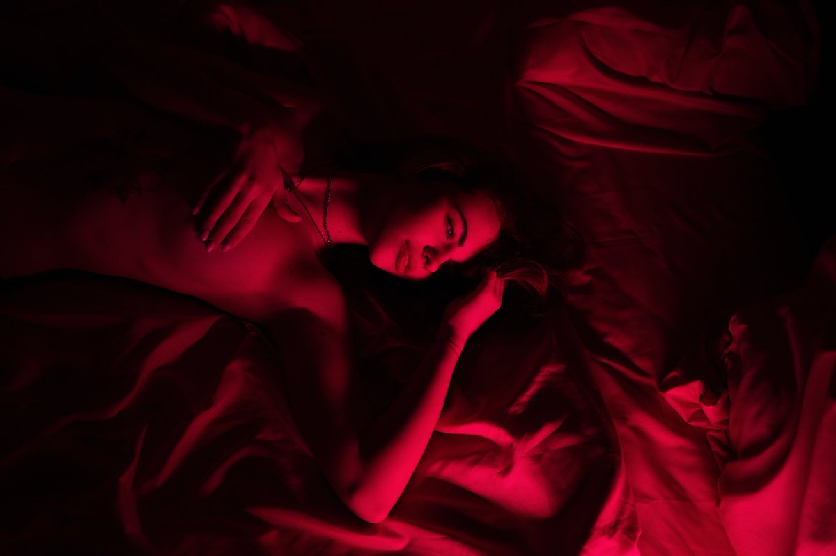 Є таке спостереження під час зйомок - якщо зробити червоне світло, то у дівчат швидше з'являється розкутість, творчий азарт і настрій для рубріки #хтивийпонеділок  #sexymonday