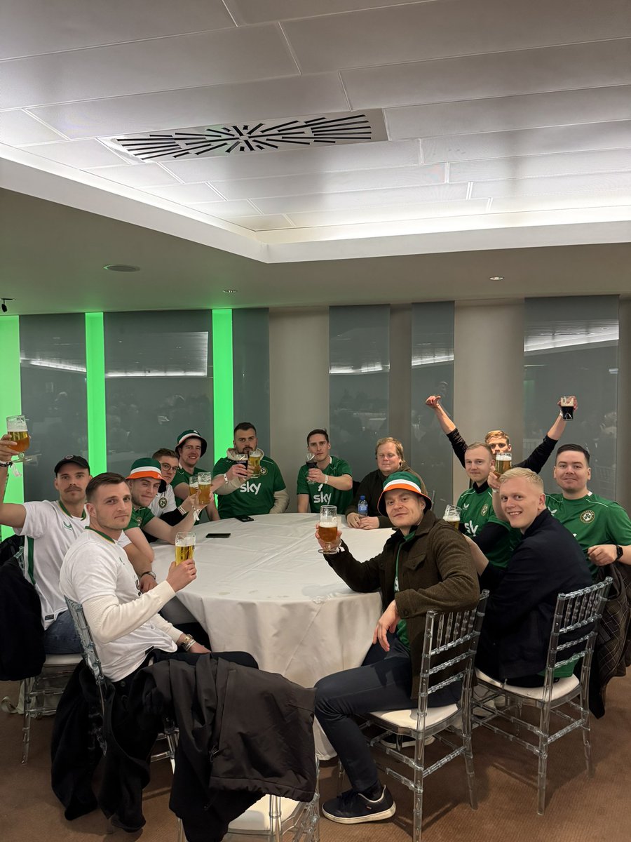 🇮🇪🇮🇪🇮🇪

Græni herinn skálar.

🇮🇪🇮🇪🇮🇪

#graeniherinn
#theboysingreen