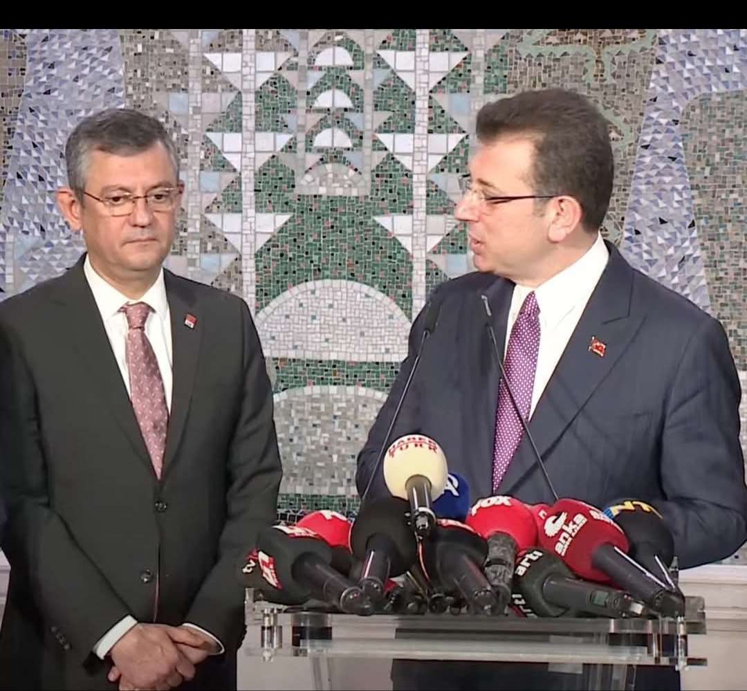 kullukarif's tweet photo. Görseli nasıl yorumlarsiniz ?  Türkiye deki siyasette 24 saat bile çok uzun bir an  olmasina rağmen 3 sene önceden adaylık süreci başlatmanin ne anlama geldiği şimdi anlam kazanıyor. https://t.co/A45mCVk21i