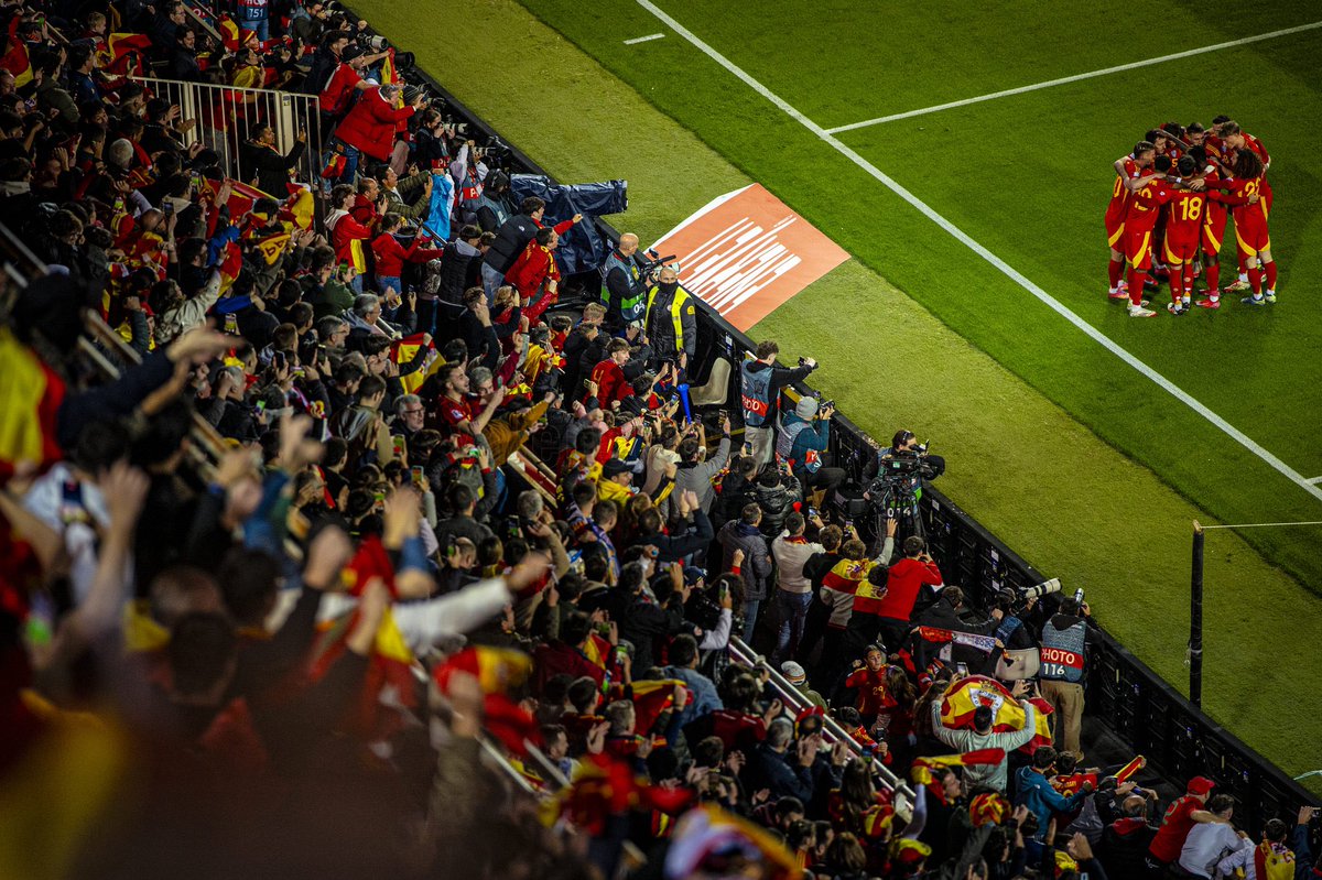 valenciacf's tweet photo. 🦇🇪🇸 Ha sido un honor recibiros en el Camp de #Mestalla 

AMUNT @SeFutbol! ¡Enhorabuena por la clasificación! 💪

#NationsLeague https://t.co/gIdT7N4DTf