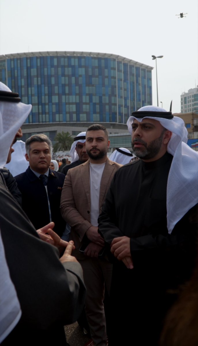 التوازن بين الرؤية والتطبيق أهم ركائز القيادة في المنظومة الصحية .. هي من توجّه الخطى وتمنح التغيير معناه

صورة تجمعني مع معالي وزير الصحة د. أحمد العوضي م. خالد عميص د. فهد العبيدلي نتحدث فيها عن توظيف أنظمة الموارد البشرية في تنظيم آلية العمل الإدارية. 

#صحة_رقمية 
#تحول_رقمي