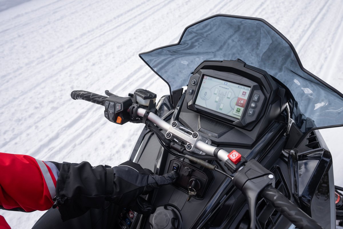 polarisjpn's tweet image. DYNAMIXは、雪上で唯一4つのショックすべてをコントロールできる革新的なシステムです。車両に伝わる主要な入力を自動的に調整し、どんなトレイルのコーナーもスムーズかつフラットに走破します。 #PolarisSnow #Snowmobiles #DYNAMIX #SnowCheck2026 polarissnowmobile.jp