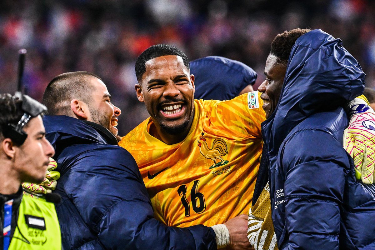 ActuFoot_'s tweet photo. 𝗠𝗜𝗞𝗘 𝗖’𝗘𝗦𝗧 𝗠𝗜𝗞𝗘 🤩🇫🇷🧤

Il devient le premier gardien de l’Histoire à avoir remporté 2 séances de tirs au but avec les Bleus en compétition officielle.

𝗜𝗡𝗖𝗥𝗢𝗬𝗔𝗕𝗟𝗘 😱

📊 via @Statsdufoot https://t.co/9F3AybEEHa