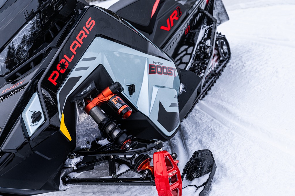 polarisjpn's tweet image. DYNAMIXは、雪上で唯一4つのショックすべてをコントロールできる革新的なシステムです。車両に伝わる主要な入力を自動的に調整し、どんなトレイルのコーナーもスムーズかつフラットに走破します。 #PolarisSnow #Snowmobiles #DYNAMIX #SnowCheck2026 polarissnowmobile.jp