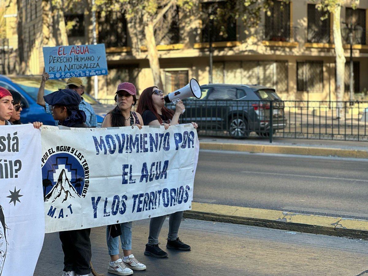 Movimiento por el Agua y los Territorios - MAT (@aguaenmarcha) on Twitter photo En el día Mundial por el Agua, junto a <a href="/mosacatchile/">Movimiento Socioambiental Comunitario</a> y <a href="/modatima_cl/">Modatima 💧</a> marchamos luego de un encuentro por la prensa reafirmando la defensa del agua y de quienes la protegen. En el día Mundial por el Agua, junto a <a href="/mosacatchile/">Movimiento Socioambiental Comunitario</a> y <a href="/modatima_cl/">Modatima 💧</a> marchamos luego de un encuentro por la prensa reafirmando la defensa del agua y de quienes la protegen.