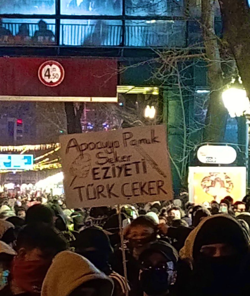 Eylemci Türk Gençlerinin sitem dolu pankartı:

“Apocuya pamuk şeker, eziyeti TÜRK çeker!”

#sarachanedeyiz #SARACHANEDEYİZ #Saraçhanedeyiz