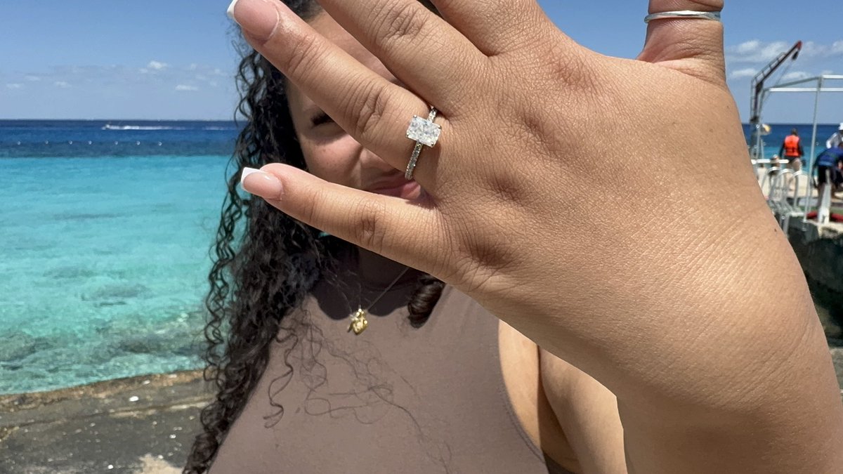 mia22__'s tweet photo. My FIANCÉ did that😍 https://t.co/yVACMbyJnz