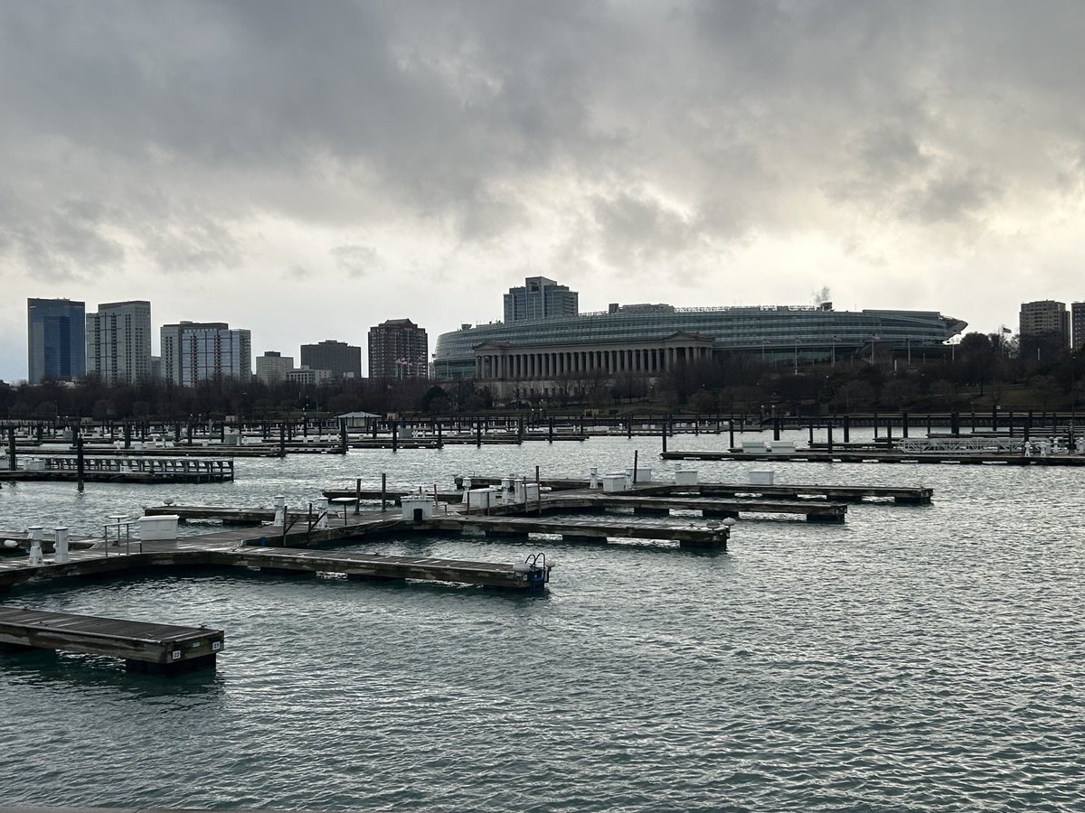 PatrickLeeD's tweet photo. Soldier Field on a cloudy Chicago evening ⁦@SoldierField⁩ https://t.co/cWQqG3BOBP
