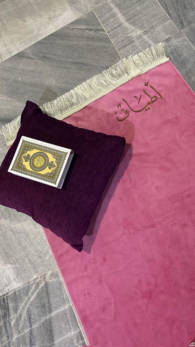 atyaf_97's tweet photo. المُحبّ لا يحسِب إن كانت ليلة فرديّة أو زوجيّة، هو مُقيم على بابِ الله، لا يبرح حتى يُغفر له.. #ليلة_القدر #رمضان https://t.co/CtLJIEzuxv