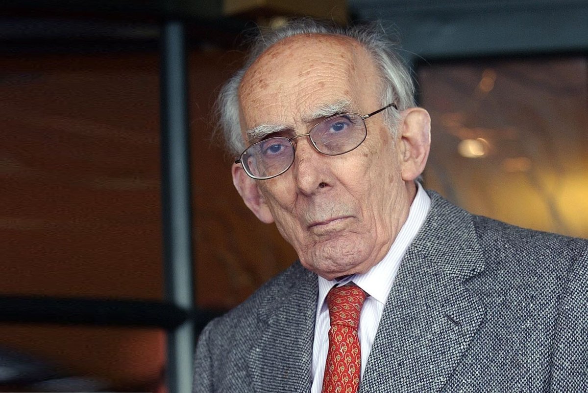 "El dia que les tropes franquistes entraren a Barcelona vaig jurar que dedicaria la meva vida al servei del redreçament nacional d'aquella Catalunya vençuda. Era just que la dediqués al servei del meu poble, de la meva nació".
Josep Benet va morir el 24 de març de 2008