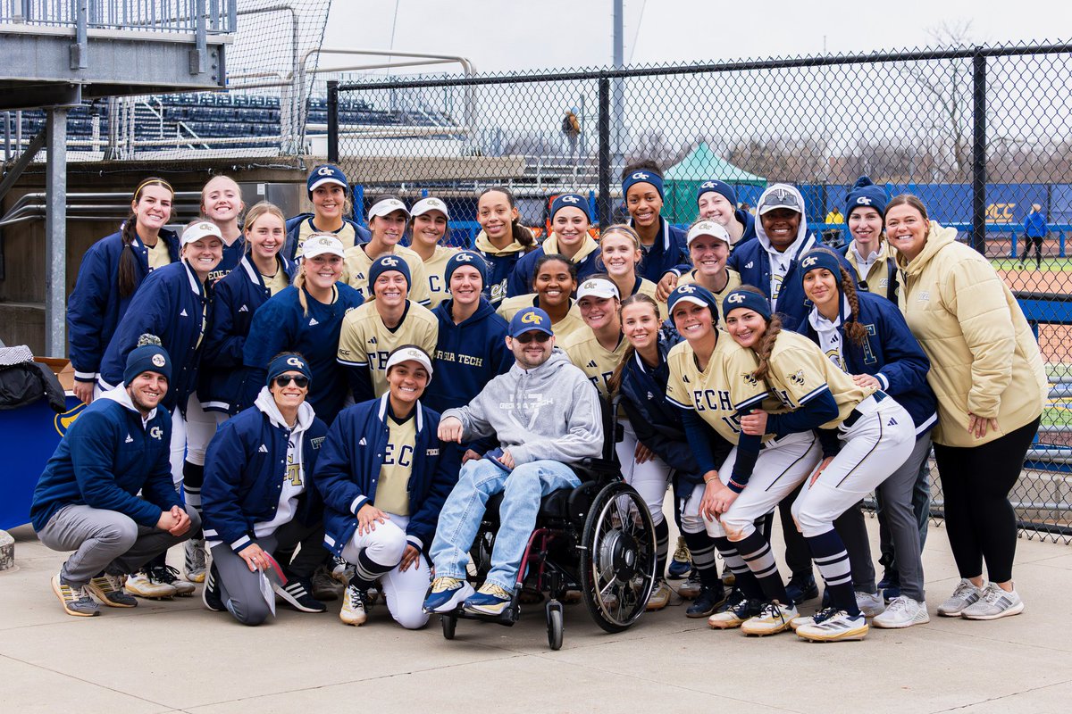 Tech softball support sure was buzzin in Pittsburgh

#StingEm 🐝