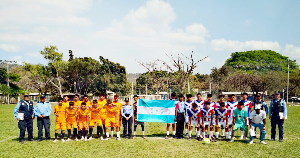PoliciaHonduras's tweet photo. En Flores, Comayagua finalizó la segunda fase y segunda jornada de torneo de fútbol juvenil
@SSEGURIDADHN @hegusave @MartinezMadrid_ https://t.co/s2ksQJnz5c