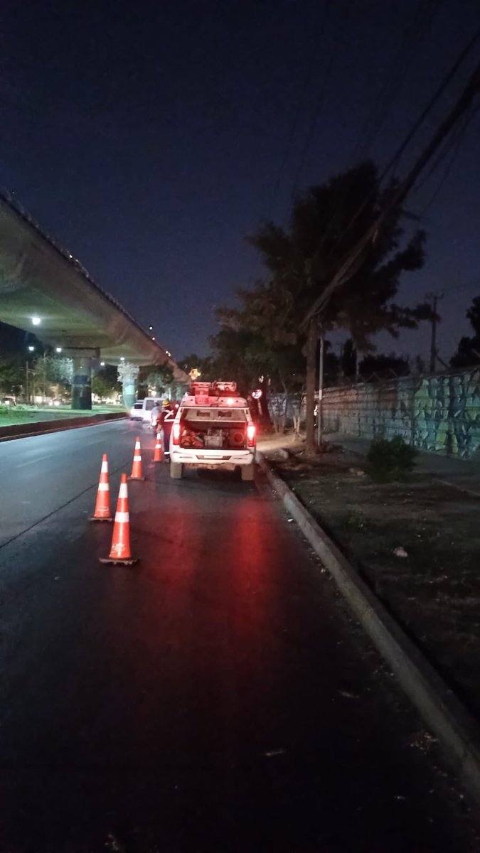 Estas fotografías muestran que la interrupción del suministro eléctrico en la comuna de #PuenteAlto, se debe a un #PosteChocado en Avenida Concha y Toro, sector Troncal San Francisco. Nuestras brigadas 👷‍♂ se encuentran en el lugar. Recomendamos transitar con precaución por el