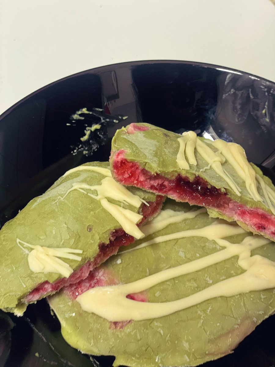 EatsLin's tweet image. jam filled strawberry matcha clusters (450 calories &amp;amp; 47g protein)