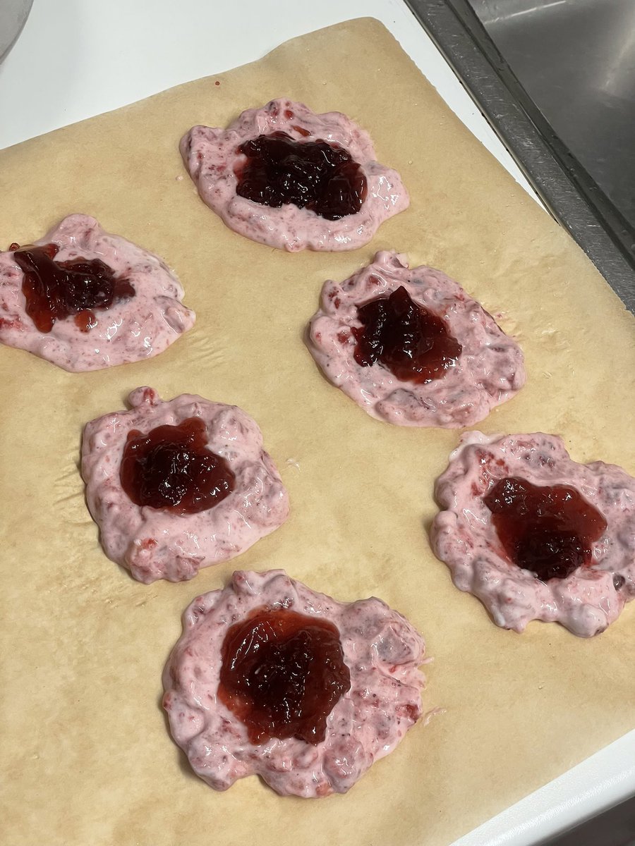 EatsLin's tweet image. jam filled strawberry matcha clusters (450 calories &amp;amp; 47g protein)