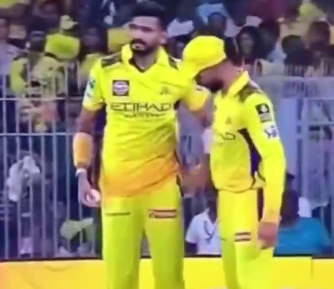 imkevin149's tweet image. Khaleel Ahmed Gives something to Ruturaj Gaikwad secretly after doing ball tempering and ruturaj put it in his pocket.

These fixers should be banned again for forever.