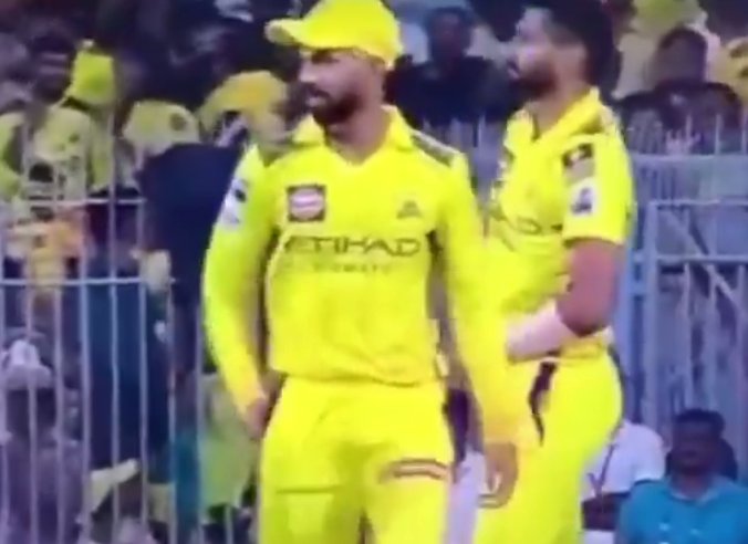 imkevin149's tweet image. Khaleel Ahmed Gives something to Ruturaj Gaikwad secretly after doing ball tempering and ruturaj put it in his pocket.

These fixers should be banned again for forever.