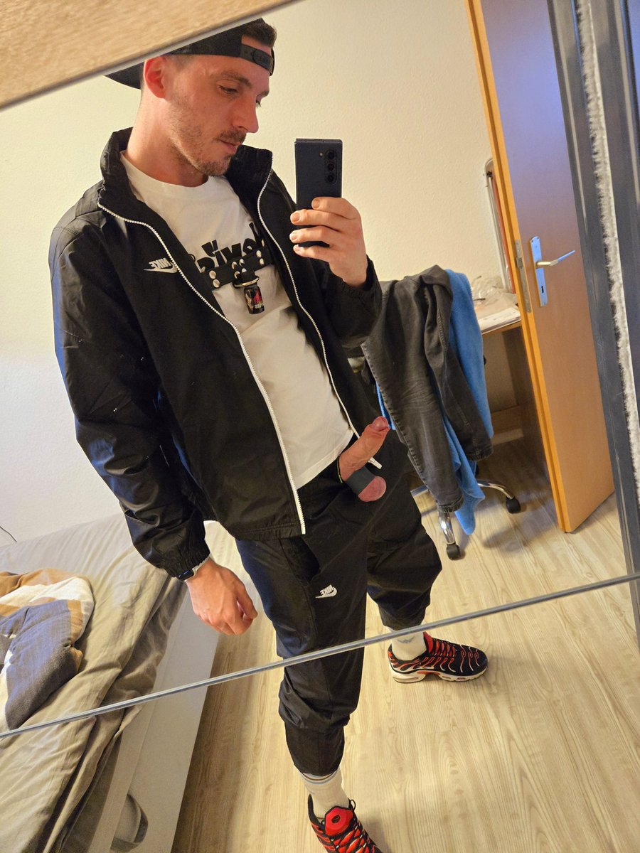 SunnySweetBoy01's tweet photo. Guten Morgen 🔥💦 Auf geht's zu Arbeit 🔥 wer hätte Lust vorher? 💦😈 

#Sneaker #Socks #Poppers #Cum #Horny #Master #Slave https://t.co/TX0wnTSFdS