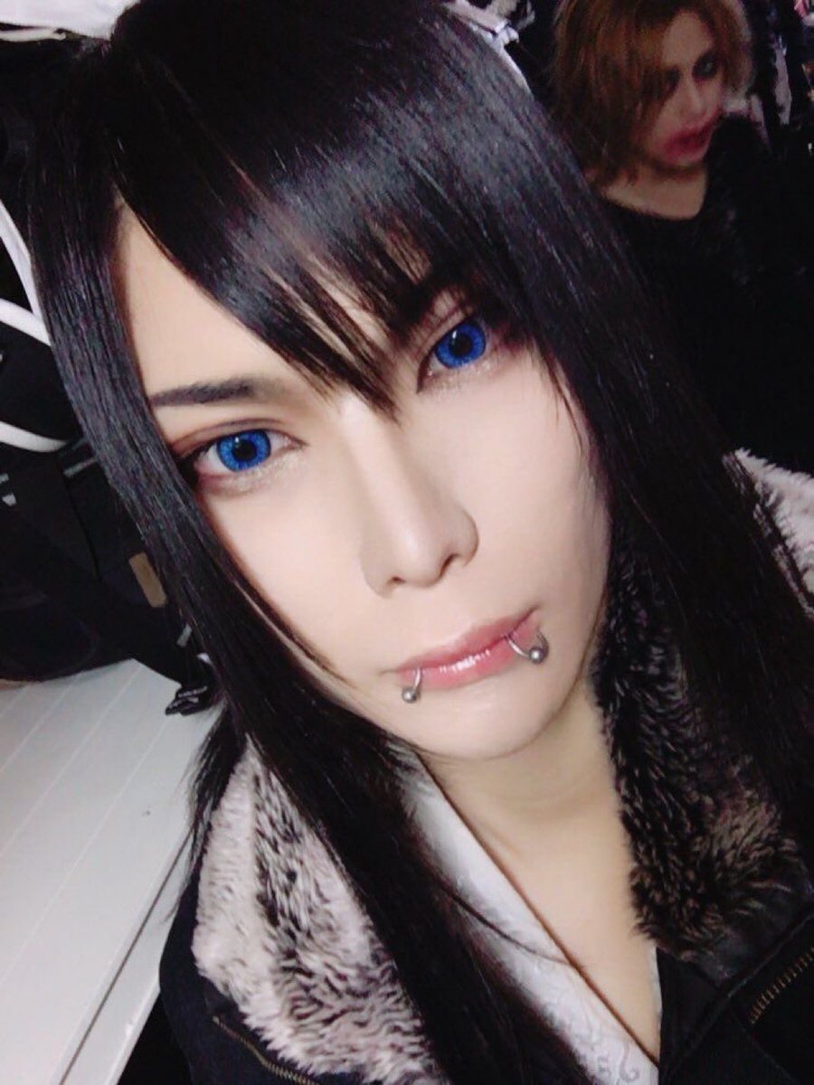 00zetta00's tweet photo. Ricko lurking in the back of this photo lookin like the joker is taking me out 😭 https://t.co/ztvMVuZ9kY