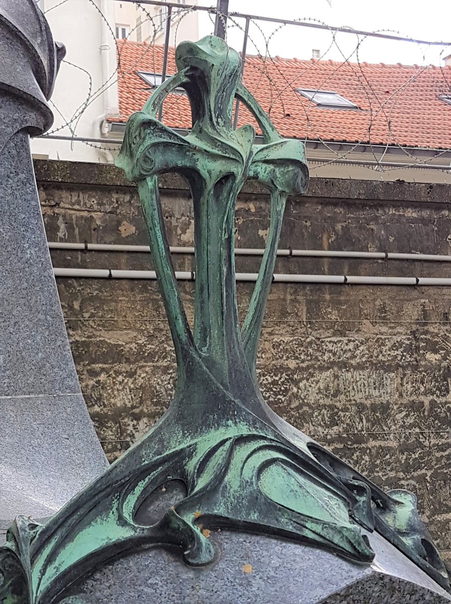 stefdesvosges's tweet photo. le 24 mars 1899 décès à Paris d'Ernest Caillat marchand de couleurs, monument en granit et bronze de style Art Nouveau signé Hector Guimard, 2e division du cimetière du Père Lachaise https://t.co/0YkvcRv8nG