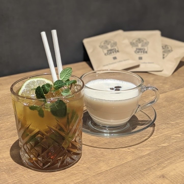 around_takayama's tweet photo. ＼JIRO COFFEEコラボカクテル🍸／

花岡DINING and BARにてJIRO COFFEEさんとのスペシャルコラボカクテルを提供中！

・Café latte de JIRO
・Café para CHIHO

地元に愛されたJIRO COFFEEさんとのコラボカクテルをぜひお楽しみください✨

詳細はこちら▼
https://t.co/FsfxMIRwyW https://t.co/mwA3TLndl5