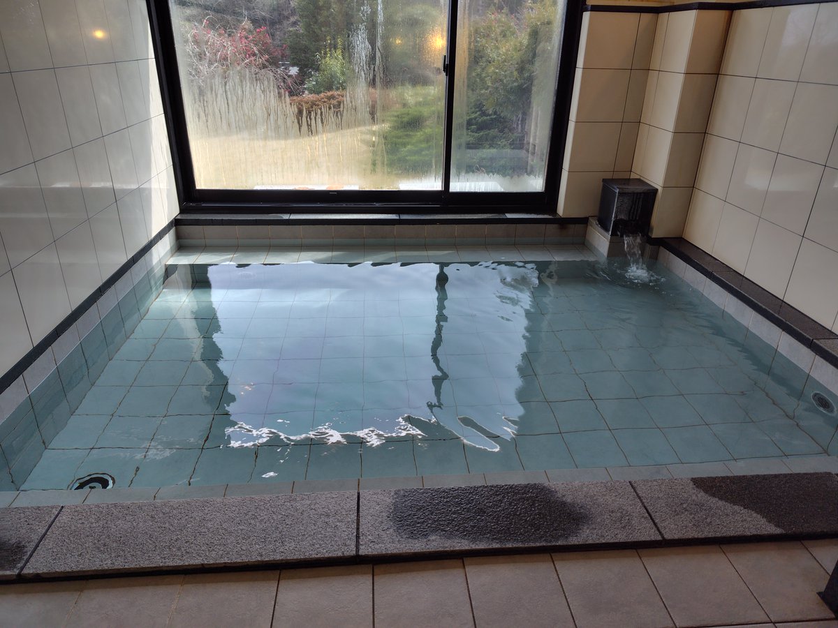 info34254515's tweet photo. ★お風呂の利用について
男女別に内湯が1つございます（温泉ではありません）
使える時間は下記の時間です

夕：15：00～19：45
朝：5：00～　9：00

20：00～4：45までは45分間の
予約制の貸切風呂に
切り替わります。
先着順となりますので、ご利用できない場合は
お部屋のお風呂をご利用ください https://t.co/KSAWpnxuwx