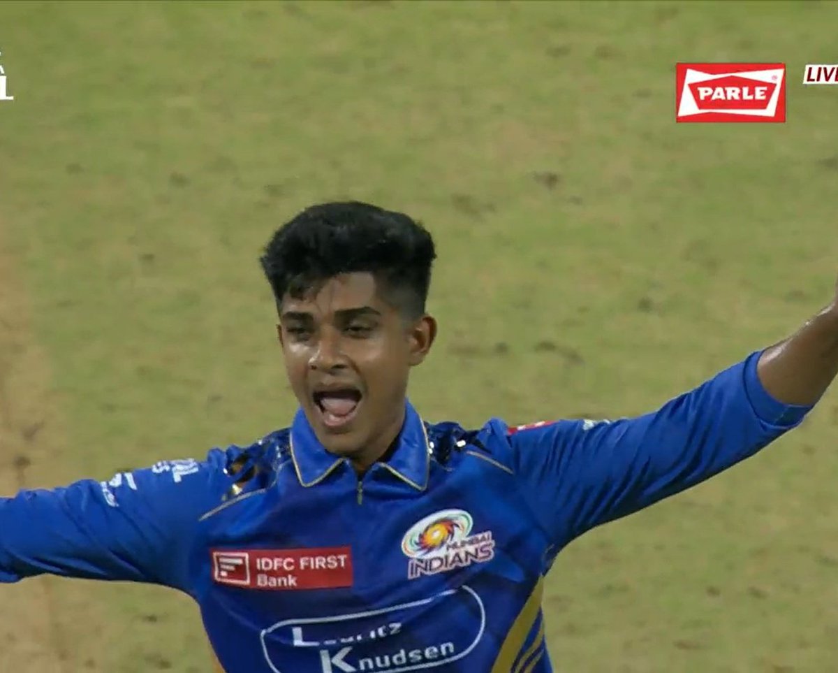 हाल ही में नीता अंबानी ने कहा था कि 

उन्होंने हार्दिक पांड्या और क्रुणाल पांड्या को स्काउट्स के जरिए जब सलेक्ट किया था तब वो नूडल्स खाकर जी रहे थे,

अब एक बार फिर से मुंबई इंडियंस एक रिक्शा ड्राइवर के लड़के को स्काउट्स से सेलेक्ट करके लाई है,

इस लड़के ने अपने पहले ही मैच में