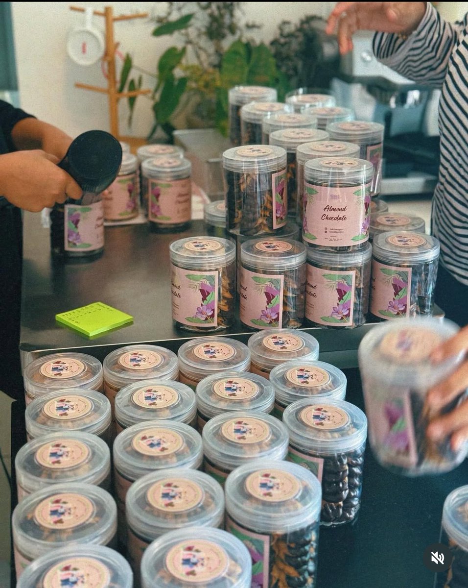 buuzach's tweet photo. Hello kawan kawan X. 

Saya ada jual kuih raya Cakevengers. For klang valley delivery 27 March onwards. 

Tak byk dah tinggal 10 balang je lagi. RM 35/jar. 

Boleh COD or delivery KL area. Boleh dapat before raya. 

Order here 👇🏻
https://t.co/0CQwrcBaFG 
https://t.co/0CQwrcBaFG https://t.co/6YotJN4ZoO