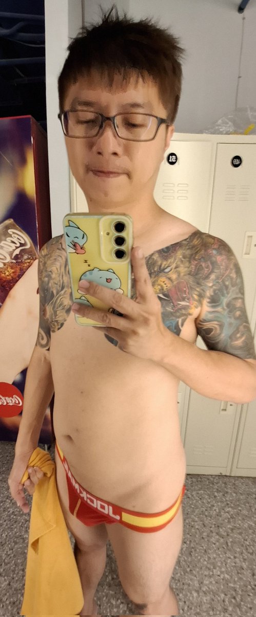 昨天在漢士
圍巾底下穿著後空

一號們看上我
過來摸我屁股時
震驚的訝異一下後
手馬上摸進去圍巾裡面
確認真的是穿著後空後
就迫不及待的在用手指挖我屁眼
我也不甘示弱的把玩一號的屌
讓他舒服的呻吟

接下來就是被帶進去小房間了

昨天是穿藍色的
今天穿紅色的
視覺效果會更好嗎？ 😋