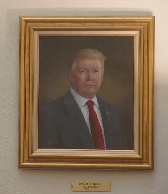 CADAmerican's tweet image. 🚨 Trump Rips Colorado Over ‘Distorted’ Portrait!

Donald Trump slams Colorado’s State Capitol for displaying a “purposely distorted” portrait of him, accusing the Radical Left Governor of allowing it!

Trump is calling for the portrait to be taken down immediately.