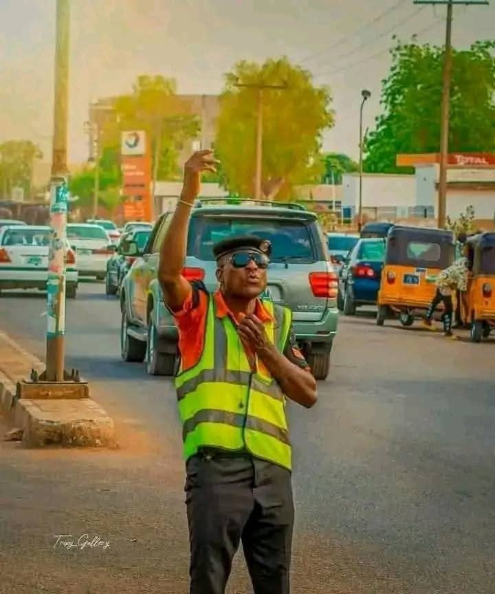 AshitexTV's tweet photo. Meet Sergeant Husseini Jidauna, a traffic police officer from Adamawa State. He is known for his dancing skills and works at the Total Junction (AA Lawal).
--------
Fave | Jide Kosoko | Ini Edo | Opay | #ButtyChallenge | Yamal | #JHOPE | #ChineseGP https://t.co/bGYnkyhrDA