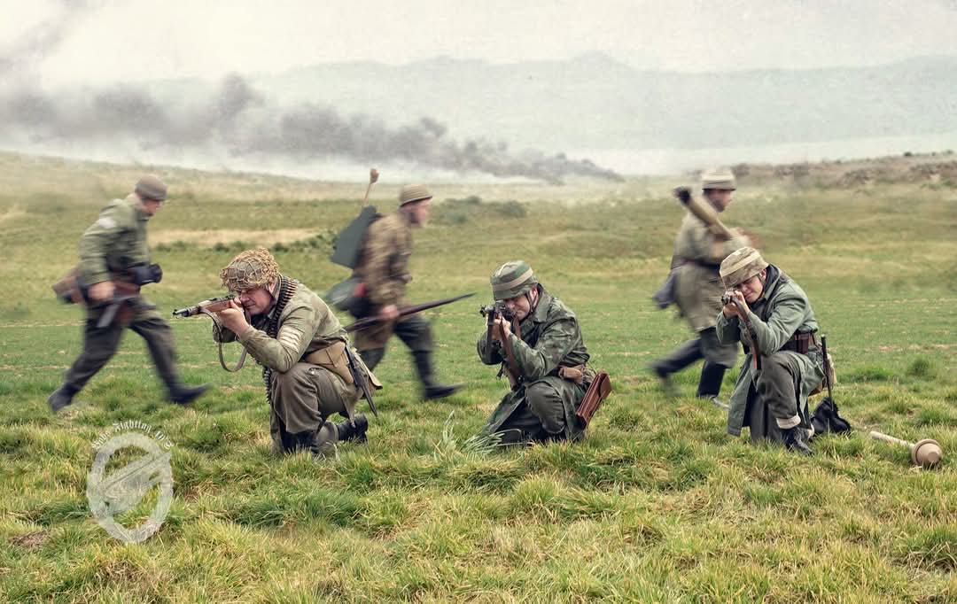 JasonJo16253734's tweet photo. A great picture of our Fallschirmjäger group , I'm the one carrying the Panzershrek at the back right position.
🚫 Reenacters 🚫
🚫 NON POLITICAL 🚫
#Fallschirmjager3r2k #Fallschirmjäger #Luftwaffe #Reenacters #reenactors #WW2 #reenactmentphotography #photography #photoedit https://t.co/7SVA2a13TH
