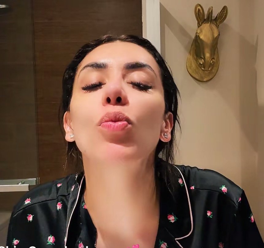 Leydi06_'s tweet photo. Karime antes de la casa decía que quien era para hacer un live y ahora lit todos morimos por verla aunque sea un ratito 😭 sus lives son los mejores https://t.co/ilF5Hgsnll