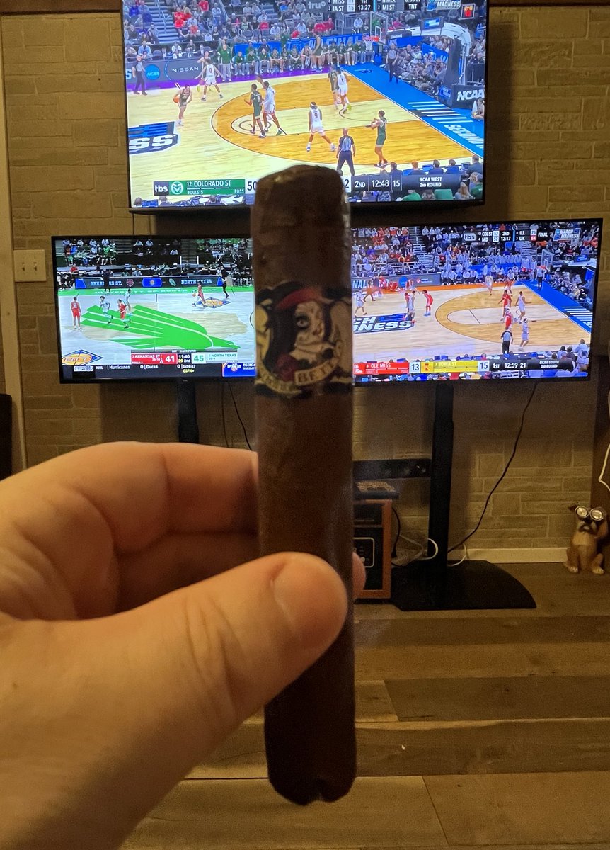 TheDaveMags's tweet image. Enjoying some #MarchMadnessMBB  tonight with a Fat Bottom Betty and a pour of one of my favorites, Old Grand-Dad Bonded. The TVs are lit up with all the action. Cheers Fam
