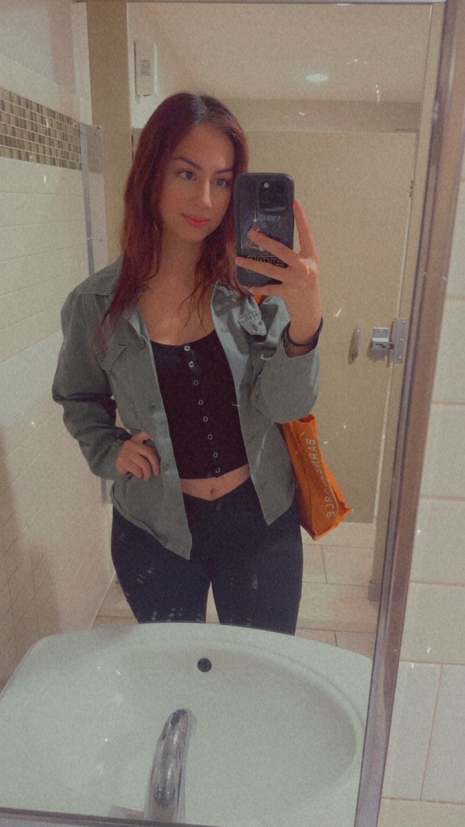 nikki tweet media