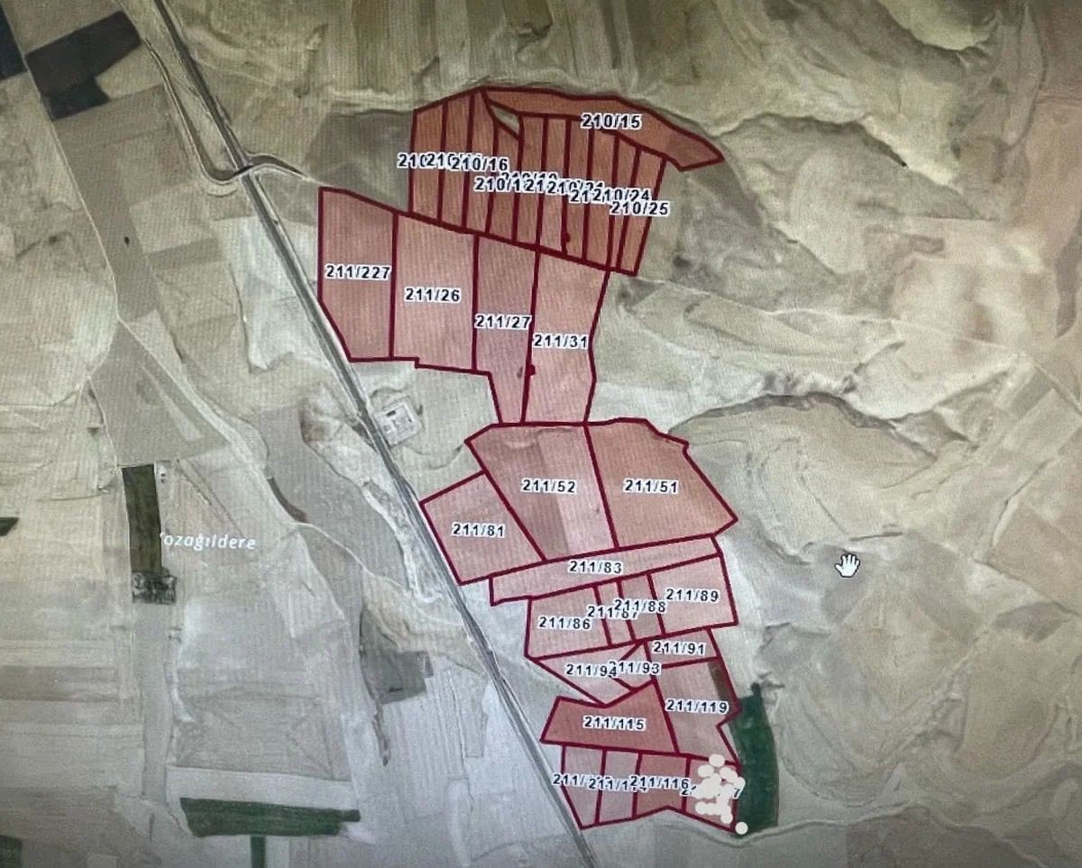 ‘CAMBAZA BAK CAMBAZA!’

🔴 Türkiye, Ekrem İmamoğlu’nun diploması ve tutuklanmasını konuşurken, Türkiye’nin tahıl ambarı olarak bilinen Ankara Polatlı’da 1 milyon 116 bin metrekare büyüklüğündeki 31 tarla ve Adana, Antalya, Bursa, Elazığ, Isparta, Kahramanmaraş, Konya, Mersin,