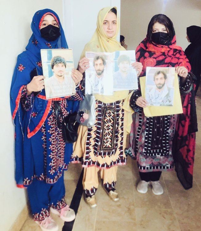 balochhaseeba's tweet photo. قمبرانی خاندان کے 8 بے گناہ افراد،شاعر، گلوکار،طالبعلم،قباٸلی شخصیات جبری طور پر لاپتہ کر دیے گئے۔لاپتہ افراد کی آواز بننے والی ماہ رنگ بلوچ،بیبرگ بلوچ دیگرکارکنان بھی حبسِ بے جا میں ہیں آواز اٹھانےوالےسلاخوں کے پیچھے،ظلم کرنےوالےآزاد! کیا ریاست بلوچوں کو انسان تسلیم نہیں کرتی؟ https://t.co/C7wgU81liA