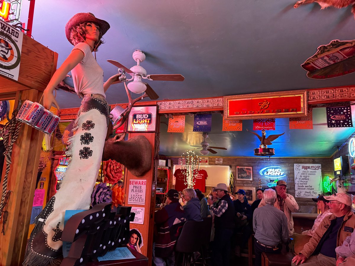 SergioChapa's tweet photo. 🇺🇸🇲🇽 Border Book Tour: I spent Spring Break promoting "Frontera" in Arizona and Baja California -- the first stop was the Hilltop Bar in the US border town of Sasabe
The bar is only open on Saturday afternoons.
#usmexicoborder #borderlife #tucson #sasabe #arizona https://t.co/4svXgH11dA