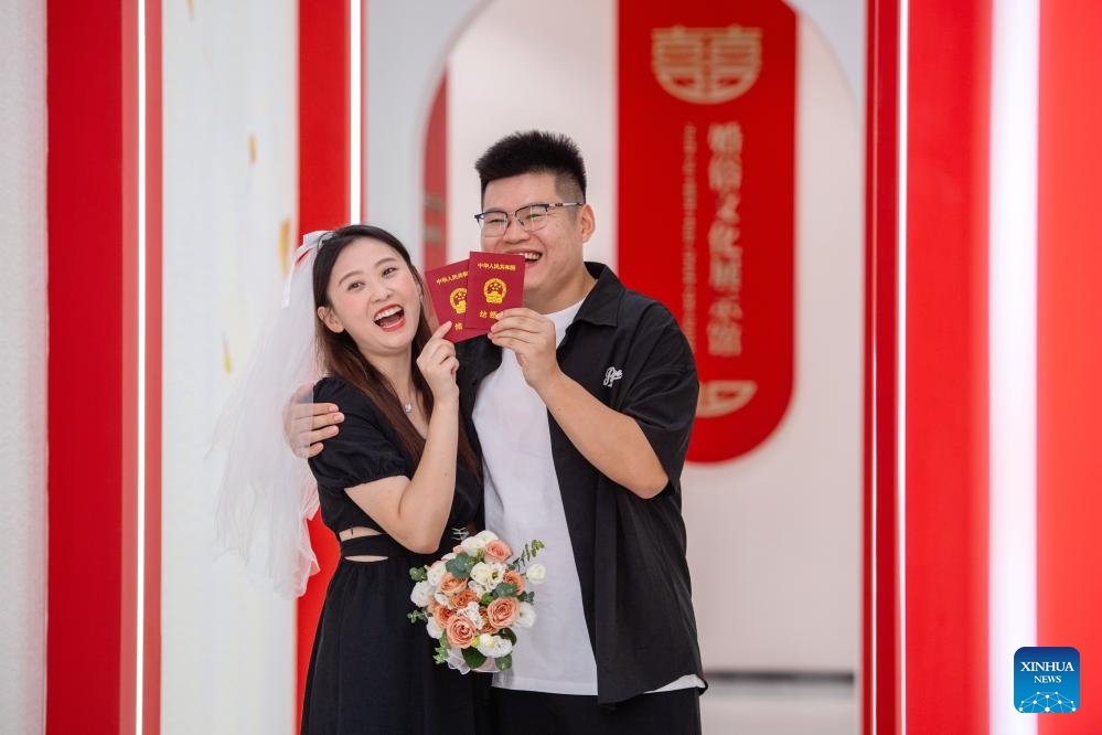 PDChina's tweet image. China will soon offer nationwide access to its cross-regional marriage registration service, following a recent revision of the regulations governing marriage registration, the Ministry of Civil Affairs said on Saturday.

The pilot program for inter-provincial marriage…