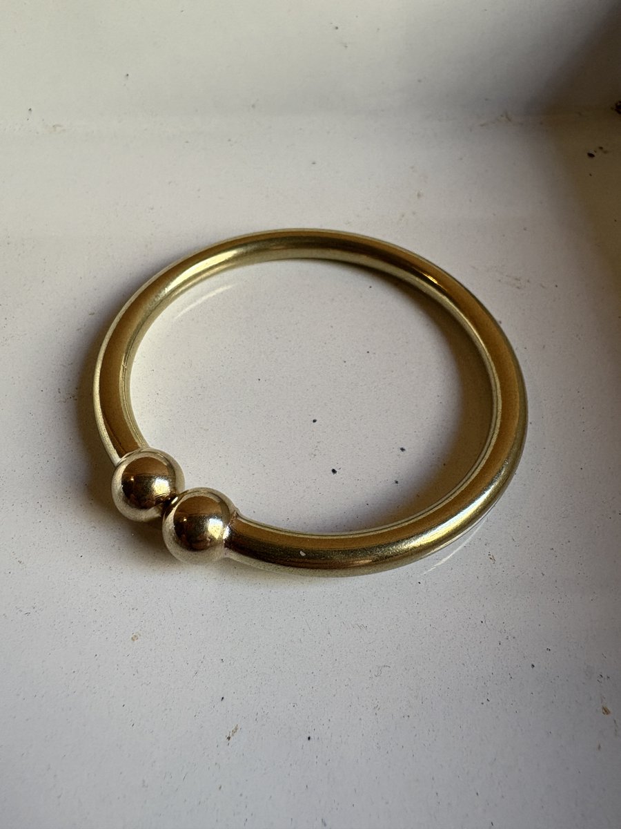 BrassMouseTokyo's tweet photo. GOKU key ring

孫悟空が頭にしている輪「きんこじ」をイメージして作りました。

三蔵法師が孫悟空の悪心を正す為につけたきんこじ
大切な鍵を無くさぬよう、日々平常心を保ち家路につけるように思いを込めました。

真鍮削り出しの丸玉と丸カンをロウ付けした堅牢なkey ringです。 https://t.co/xbUveiZ0Eb