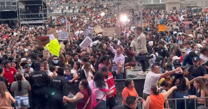 NoAldinuevoleon's tweet image. Un grupo de manifestantes irrumpen en el Macrofest para protestar en contra del alza de las tarifas. En Nuevo León #comparte #siguenos #ÚltimaHora#viral